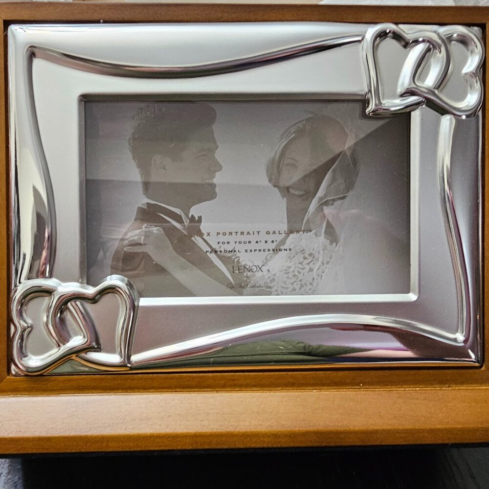 Lenox Wedding Promises 4x6 inches Picture Frame Holder. New in box!